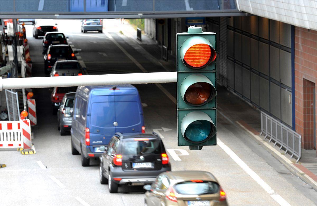 An der Columbusstraße war es am Montagabend zu erheblichen Staus gekommen, weil die Kennedybrücke nur einspurig befahrbar gewesen ist.