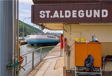 Ein Schiff wird in der  Moselschleuse St. Aldegund geschleust. 