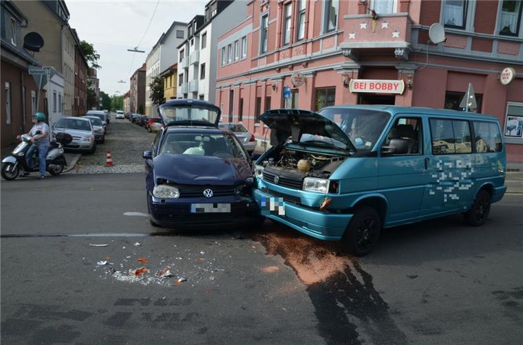 An der Ecke Hökerstraße/Batteriestraße krachte es in Lehe am Montag gewaltig.