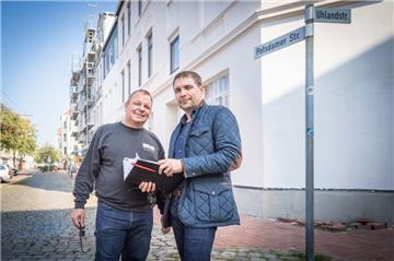 An der Ecke Uhlandstraße/Potsdamer Straße sowie Zollinlandstraße werden Schrottimmoblien saniert. Unter anderem von Detlef Wiermann (links) und Sergej Schmidt sind von der Partie.