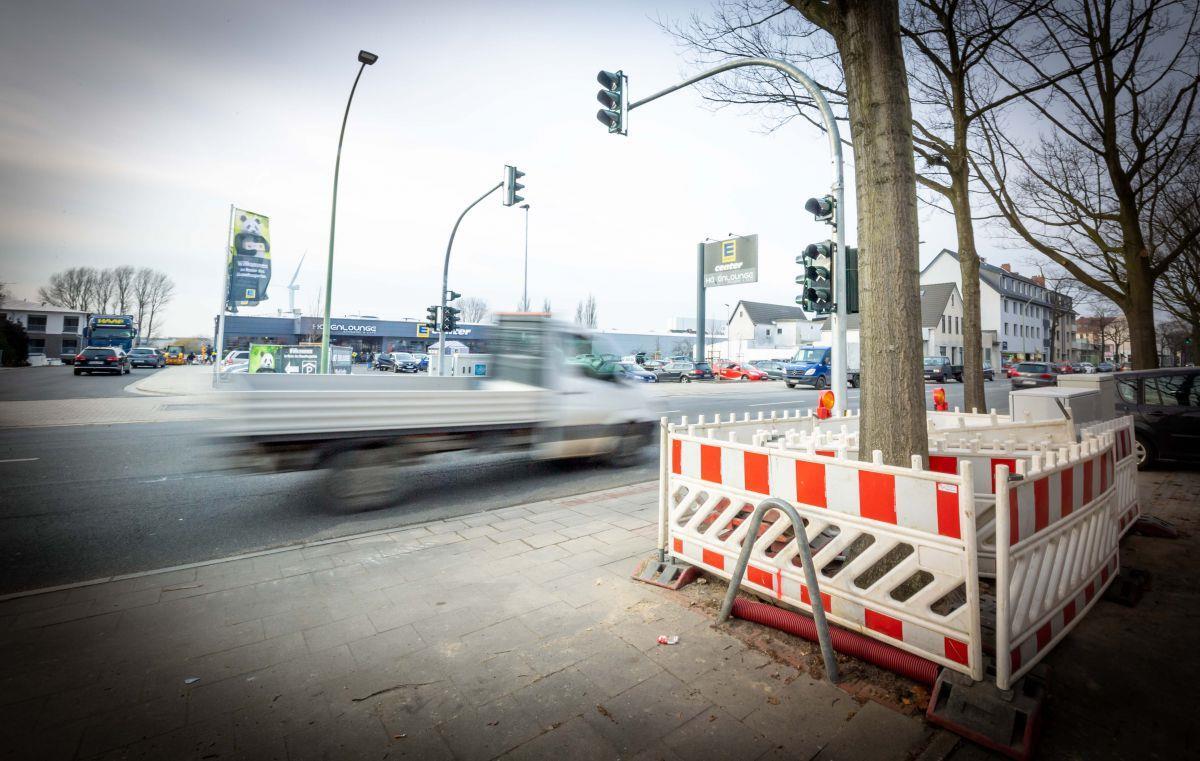 An der Ein- und Ausfahrt vom Edeka-Markt in Bremerhaven-Wulsdorf steht eine neue Ampel.