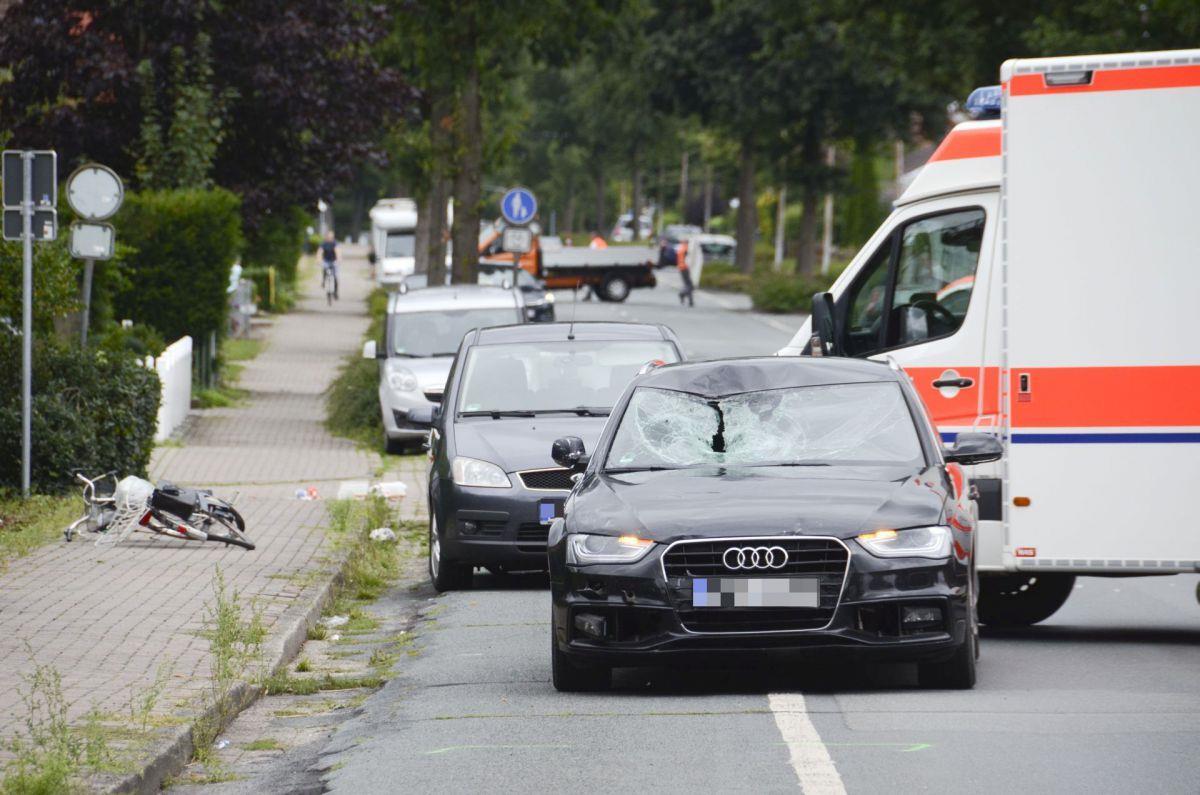An der Einmündung des Ernst-Hube-Weges in die Waldstraße ist ein 84-jähriger Radfahrer tödlich verunglückt. 