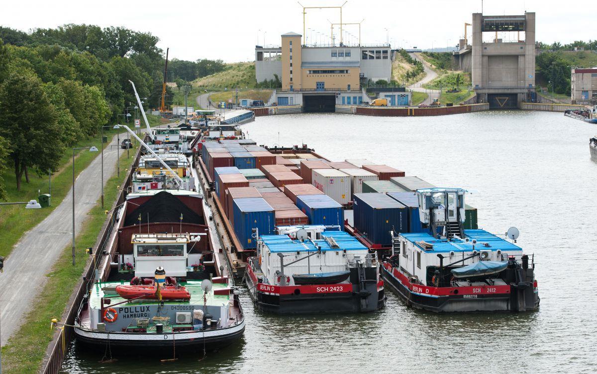 Kapitän bei Schiffsunfall an Schleuse Uelzen tödlich verletzt An der Esterholzer Schleuse hat es einen tragischen Unfall gegeben.
