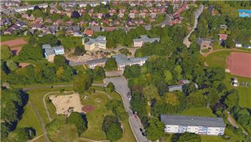 An der Fritz-Reuter-Schule stiegen drei Mädchen auf das Dach der Turnhalle.