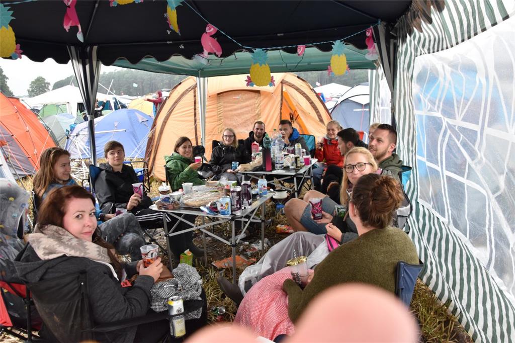 An der Frühstückstafel wird neben Mixbier und Kaffee auch lauwarmer Sangria ausgeschenkt.