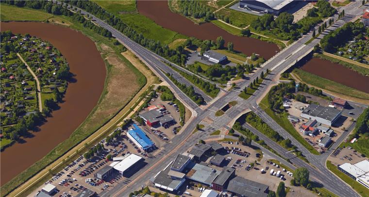 An der Grimsbystraße hat ein Autofahrer einen Laternenmast gerammt. Der Mast kippte auf die Fahrbahn.