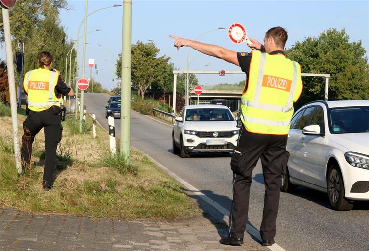 Rot heißt fahren, grün heißt stehen... Oder doch eher andersherum? An der Grimsbystraße in Bremerhaven wurden am Freitag 160 Autos kontrolliert.