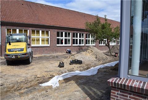 An der Grundschule Atens wird innen wie außen gearbeitet. Draußen entsteht die Rampe zur neuen Mensa, die Außenanlagen werden gestaltet und ein Schulgarten angelegt.
