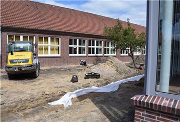 An der Grundschule Atens wird innen wie außen gearbeitet. Draußen entsteht die Rampe zur neuen Mensa, die Außenanlagen werden gestaltet und ein Schulgarten angelegt.