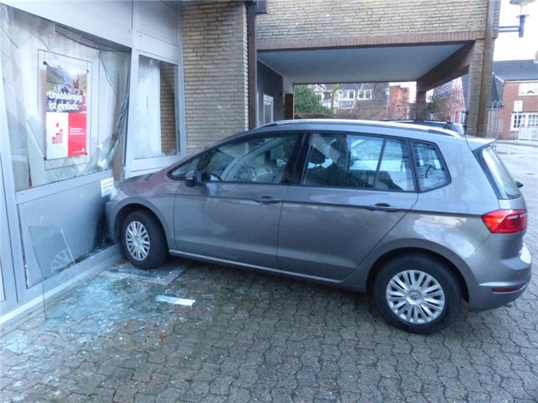 Cuxhaven: Autofahrer (84) fährt gegen Sparkasse An der Hauswand der Sparkassenfiliale in Cuxhaven entstand "erheblicher Sachschaden".