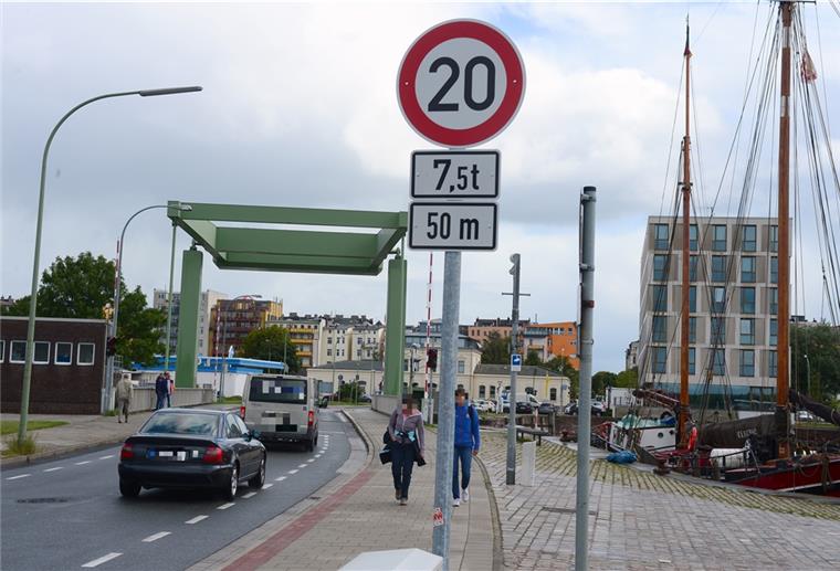 An der Klappbrücke am Neuen Hafen mussten die Autos am Mittwochvormittag umdrehen.