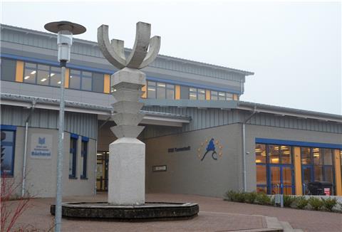 An der Kooperativen Gesamtschule Tarmstedt wird am Dienstag auf kreative Weise gegen Kürzungen im musisch-kulturellen Bereich protestiert. 