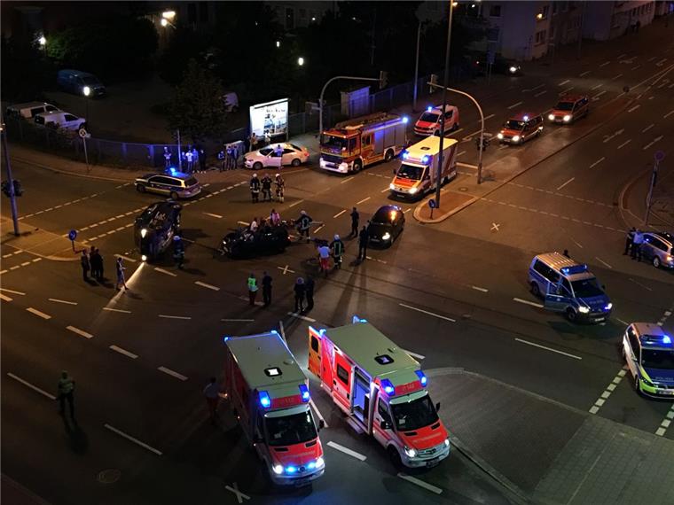 Schwerer Unfall vor den Havenwelten - vier Verletzte An der Kreuzung Columbusstraße/Lloydstraße hat es am Dienstagabend einen schweren Verkehrsunfall gegeben.