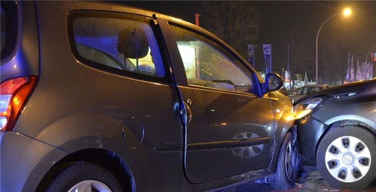 Zwei Fahrer bei Unfall in Lehe verletzt An der Kreuzung Eisenbahnstraße/Stresemannstraße kam es in Lehe zum Crash.