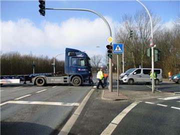 An der Kreuzung Wurster Straße/Grauwallring in Bremerhaven-Speckenbüttel hat es am Donnerstagmittag gekracht.