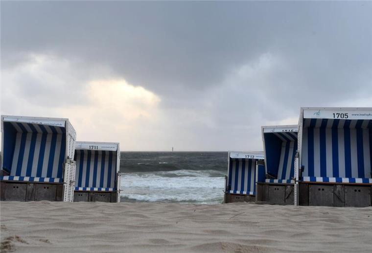 Tourismus-Krise: Gastgeber an den Küsten schlagen Alarm Leere Strandkörbe vor aufgepeitschter Nordsee