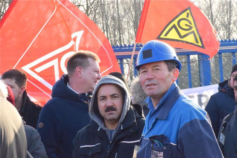 Tarifkonflikt: Warnstreikwelle erreicht die Wesermarsch An der Kundgebung, die gestern um 12 Uhr vor dem Werktor von Wesermetall stattfand, nahmen rund 60 Metaller teil.
