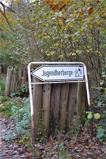An der Landesstraße Zeven-Tarmstedt weist kein Schild mehr den Weg zur Herberge. Es wurde ausgegraben und steht am Parkplatz vor dem Haus.