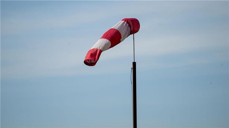 An der Nordseeküste sorgen orkanartige Böen für leichte Überschwemmungen am Wochenende. (Symbolbild)