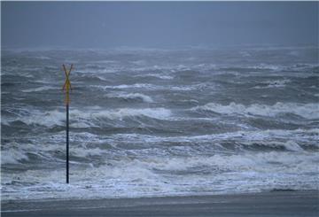 Vom Sturm aufgepeitschte Wellen treffen auf den Nordstrand der Insel Norderney.