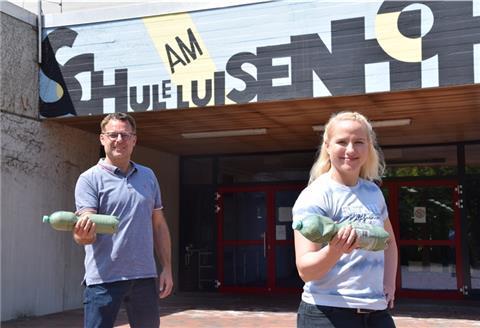 An der Oberschule am Luisenhof geht es trotz Corona sportlich zu: Annika Ulbrich bietet über die Video-Plattform Zoom Sportstunden für ihre Schüler an. Schulleiter Rainer Janßen hat die Stunde bewertet.
