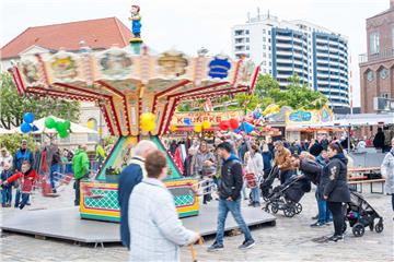 An der Ostseite des Neuen Hafens gab es für die Kinder ein Karussell. Foto: Hart...