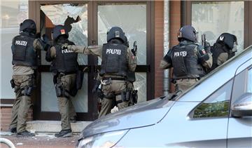 An der Razzia bis zum Mittwochabend waren bis zu 400 Einsatzkräfte der Polizeidirektion Göttingen, der Zentralen Polizeidirektion Niedersachsen mit mehreren Einsatzhundertschaften sowie aus dem Landeskriminalamt Niedersachsen mit dem Spezialeinsatzkommando beteiligt.