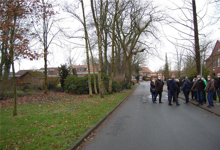 An der Schulstraße könnte diese Grünfläche für Stellplätze hergerichtet, um sie dem Landkreis für das Personal der Oberschule zur Verfügung zu stellen.