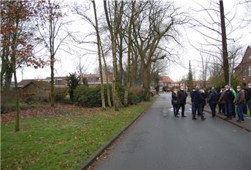 An der Schulstraße könnte diese Grünfläche für Stellplätze hergerichtet, um sie dem Landkreis für das Personal der Oberschule zur Verfügung zu stellen.