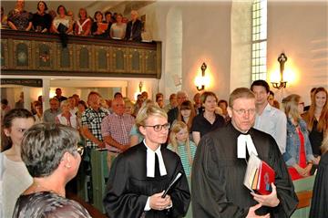 An der Seite von Landessuperintendent Hans-Christian Brandy zieht Pastorn Franziska Schaller in die St.-Margarethenkirche in Gyhum ein. 