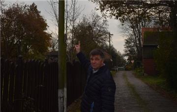 An der Straße Am Friesenkirchhof stehen noch alte Holzmasten mit alten Laternen. Sie sollten nach Ansicht von Ratsherr Ralf Töllner möglichst bald ausgetauscht werden.                 
