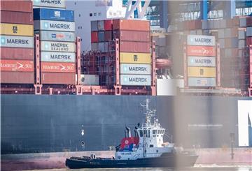 An der Stromkaje brummt es wieder, beim Containerumschlag gab es im ersten Halbjahr einen starken Zuwachs. 