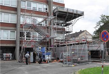 An der Südseite des Nordenhamer Rathausturms wird zurzeit eine Außentreppe installiert.