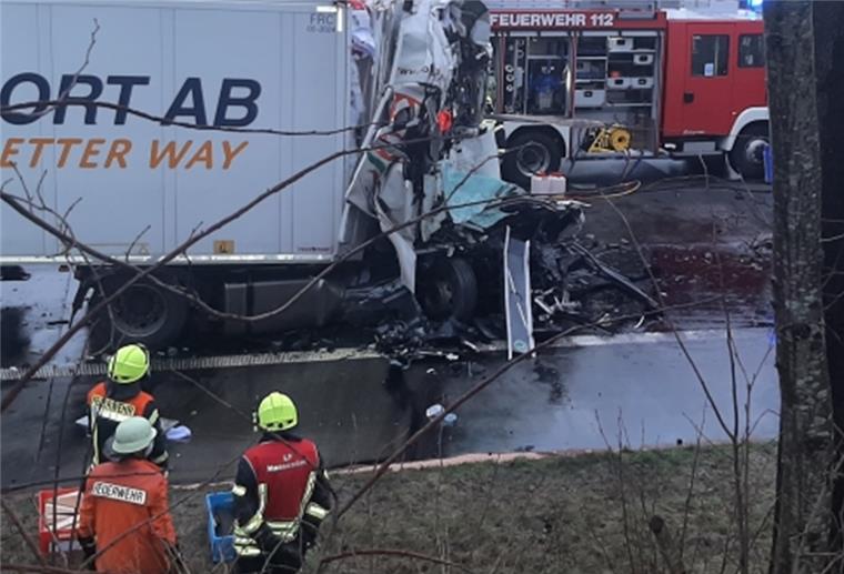 Sottrum: Lasterfahrer hat bei Unfall keine Chance An der Unfallstelle auf der A1 bei Sottrum zeigte sich ein verheerendes Bild.