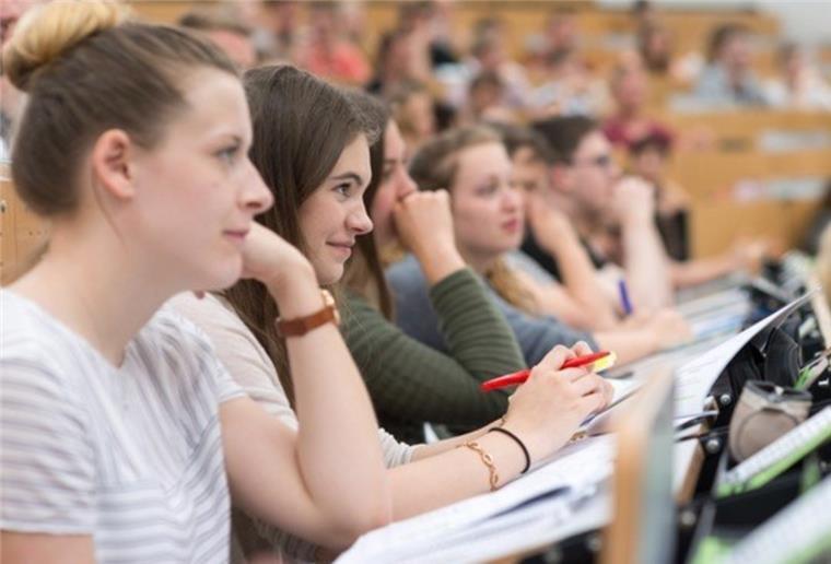 Chance auf Studienplatz an Uni Bremen Studenten sitzen in einem Hörsaal.