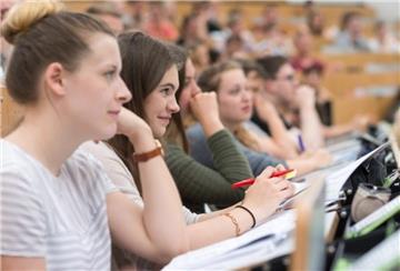 Studenten sitzen in einem Hörsaal.