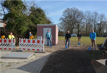 An der Verteilerstation in Loxstedt haben sich jetzt Frank Zimmermann (von links), Gundula Ehlers, Andreas Hüring. Detlef Wellbrock, Sven Sonström und Thomas Engbers zum offiziellen ersten Spatenstich getroffen.