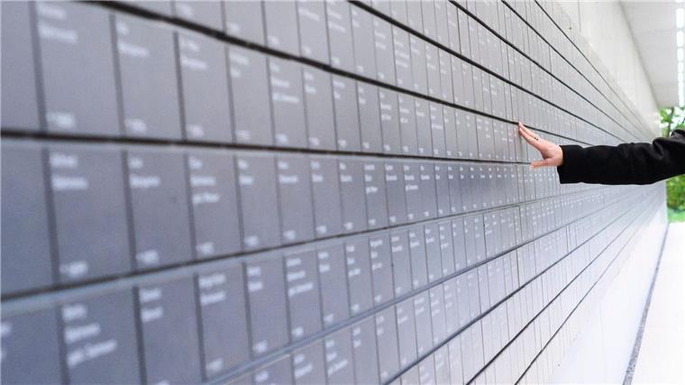 An der „Wand der Namen“ auf dem Außengelände der Gedenkstätte Ahlem wurden Erinnerungstafeln beschädigt. (Archivbild)