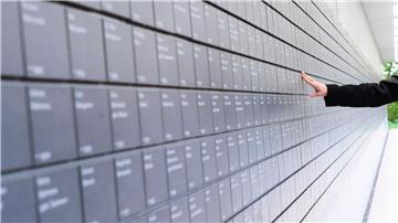 An der „Wand der Namen“ auf dem Außengelände der Gedenkstätte Ahlem wurden Erinnerungstafeln beschädigt. (Archivbild)