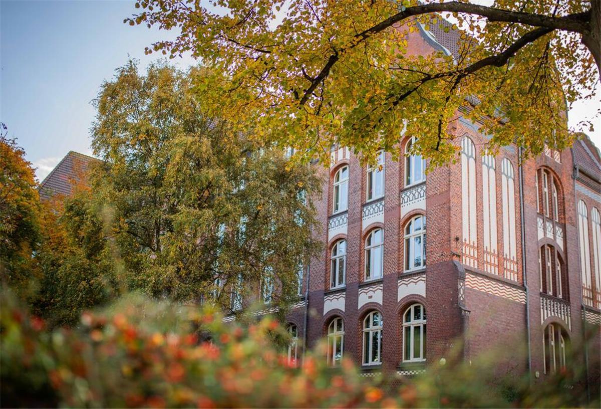 Wilhelm-Raabe-Schule: Jetzt müssen Sicherheitskräfte den Schulbetrieb schützen Blick auf die Wilhelm-Raabe-Schule in Bremerhaven