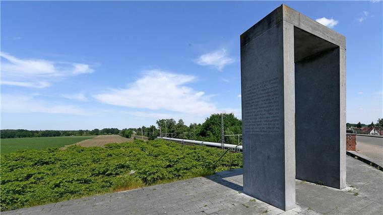 An der Zugunglück-Gedenkstätte Eschede fährt ein ICE-Zug vorbei.
