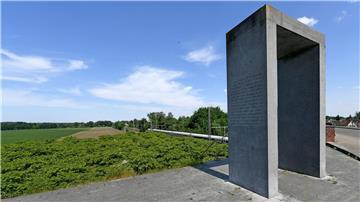 An der Zugunglück-Gedenkstätte Eschede fährt ein ICE-Zug vorbei.