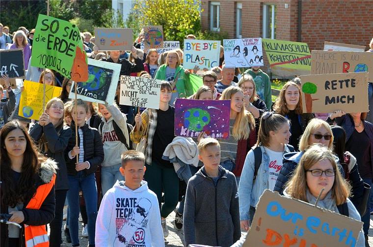 "Fridays for Future": Protestmarsch in Zeven muss auf Nebenstraßen ausweichen An der zweiten Zevener Demo von „Fridays for Future“ nahmen Freitagnachmittag knapp 300 Personen teil.