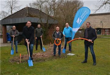 An die Spaten, fertig, los: In Schiffdorf startet jetzt der Ausbau des Glasfasernetzes sehr zur Freude von Michael Dähn (von links), Thorsten Küver, Enno Gerdes (alle Gemeinde Schiffdorf), Frank Zimmermann (Connect Energie GmbH), Thomas Engbers (Deutsche Glasfaser) und Klaus Wirth (Gemeindebürgermeister Schiffdorf).