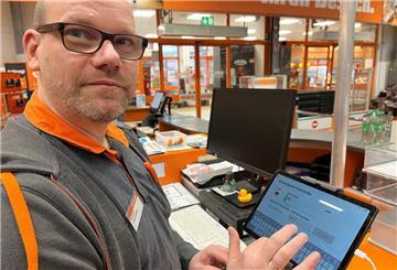 An diesem Terminal kann Marktleiter Ludwig Hertlein die Kennzeichen von Kunden „freischalten“, wenn sie länger als erlaubt geblieben sind.