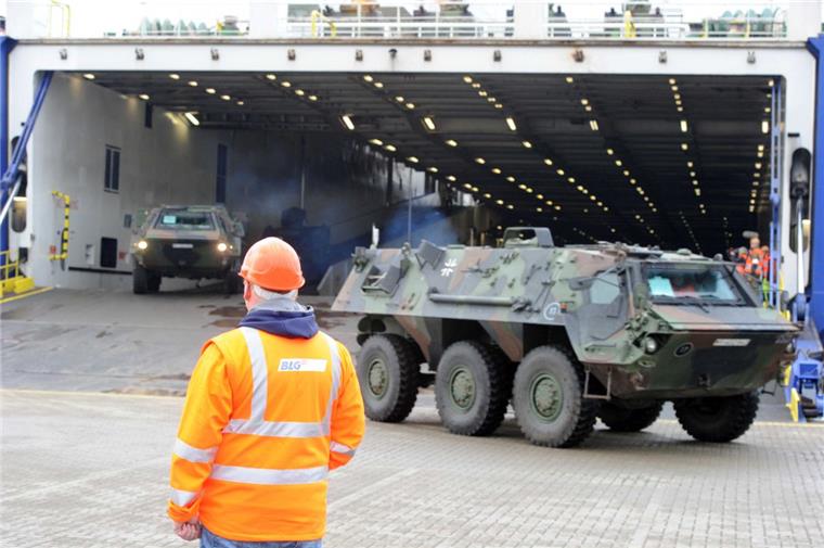 Bundeswehr probt Großeinsatz in Bremerhaven An diesem Wochenende werden rund 420 Militärfahrzeuge in Bremerhaven verladen.