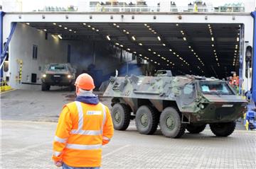 An diesem Wochenende werden rund 420 Militärfahrzeuge in Bremerhaven verladen.