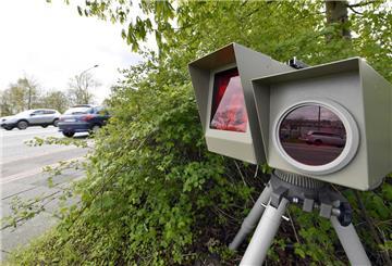 Ein Blitzer steht in Bremerhaven am Straßenrand.