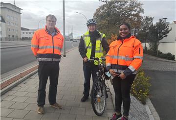 An dieser Stelle fehlt ein Schild, das Radfahrern den Weg zeigt: Uwe Karstens vom Amt für Straßen- und Brückenbau (links) und seine Kollegin Serlyrena Rumaropen (rechts) haben sich die Zeit für eine Begehung genommen.