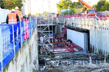 An dieser Stelle gerät der Bau des Hafentunnels erneut ins Stocken.  Grundwasser dringt in die Baugrube ein. 